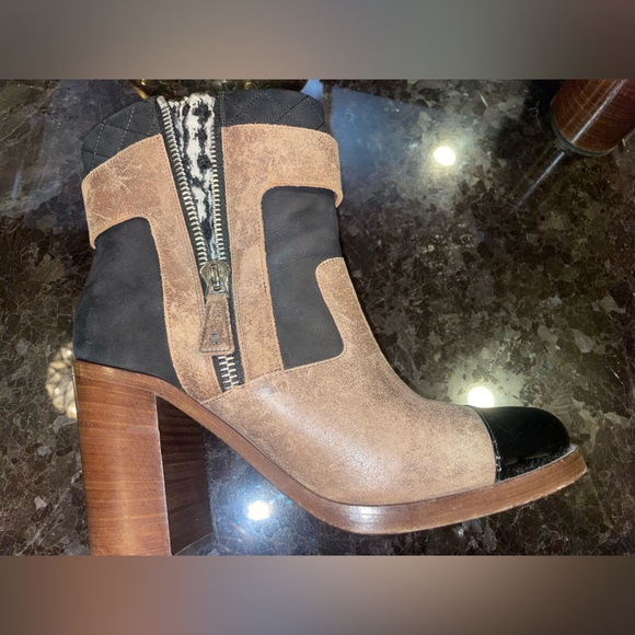 Chanel heeled boots - Picture 3 of 3